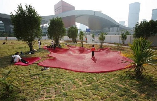 Pegadas de monstros gigantes. É a inspiração para esse playground, em Shenzhen, na China. Pegadas de monstros gigantes. É a inspiração para esse playground, em Shenzhen, na China.