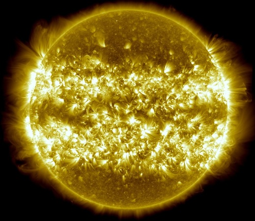 Essa imagem do Sol é uma composição de 25 figuras gravadas em luz ultravioleta extrema pelo Solar Dynamics Observatory, que ficou em órbita entre 16 de abril de 2012 e 15 de Abril de 2013. Essa imagem do Sol é uma composição de 25 figuras gravadas em luz ultravioleta extrema pelo Solar Dynamics Observatory, que ficou em órbita entre 16 de abril de 2012 e 15 de Abril de 2013.