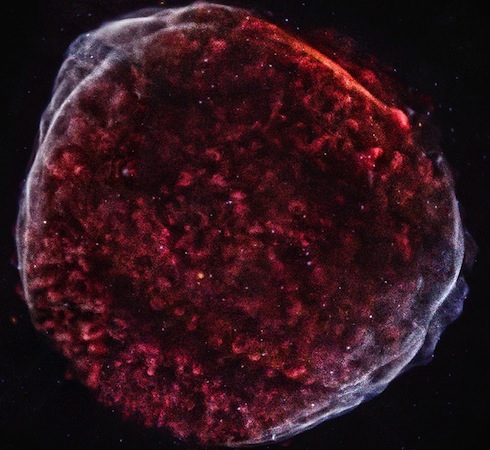 A imagem registra os restos da supernova mais brilhante já conhecida pelo homem. Registros do anos de 1006 D.C. mostram que ela iluminava o céu noturno de regiões agora conhecidas como China, Egito, Iraque, Itália, Japão e Suíça. A nuvem de detritos gerada pela explosão estelar promove um show de luz cósmica até os dias de hoje. Estima-se que a explosão tenha ocorrido 7 mil anos antes da luz alcançar a Terra.