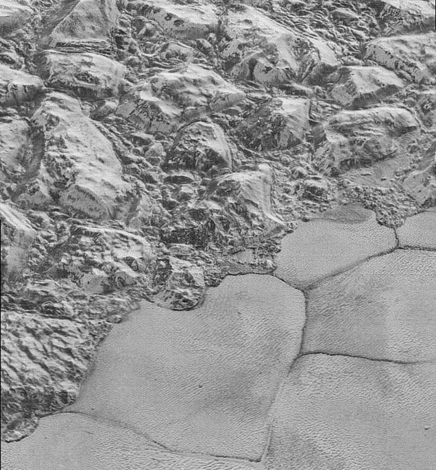 Plutão foi um dos destaques da astronomia em 2015. Essa <a href="https://preprod.super.abril.com.br/ciencia/nasa-divulga-a-melhor-foto-ja-tirada-de-plutao">foto</a> foi enviada pela sonda New Horizons no começo de dezembro. A imagem é a primeira de uma série de closes que é considerada pela agência a melhor já feita (e o será por muito tempo, já que não devem haver novas fotos de Plutnao por décadas). Com uma escala de 77 a 85 metros por pixel, ela revela características de uma faixa de cerca de 80 quilômetros da superfície de Plutão. As novas fotos mostram em detalhes crateras, montanhas e glaciares. Plutão foi um dos destaques da astronomia em 2015. Essa <a href="https://preprod.super.abril.com.br/ciencia/nasa-divulga-a-melhor-foto-ja-tirada-de-plutao">foto</a> foi enviada pela sonda New Horizons no começo de dezembro. A imagem é a primeira de uma série de closes que é considerada pela agência a melhor já feita (e o será por muito tempo, já que não devem haver novas fotos de Plutnao por décadas). Com uma escala de 77 a 85 metros por pixel, ela revela características de uma faixa de cerca de 80 quilômetros da superfície de Plutão. As novas fotos mostram em detalhes crateras, montanhas e glaciares.