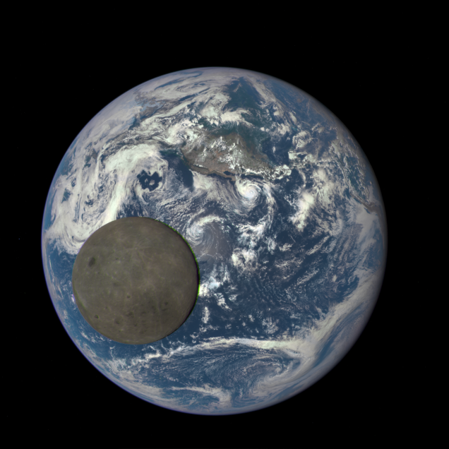 A foto acima mostra o dito <a href="https://preprod.super.abril.com.br/ciencia/a-incrivel-foto-da-lua-passando-em-frente-a-terra" target="_blank">lado "escuro" da Lua</a> no momento em que ela passa em frente à Terra na parte em que é dia - ou seja, na verdade ele está iluminado pelo sol. A foto vem do DSCOVR, Deep Space Climate Observatory (Observatório Climático do Espaço Profundo), um dos novos brinquedos da Nasa. Lançado em fevereiro e posto em ação em junho, ele fica na chamada órbita L1, orbitando o sol - e não a Terra - num ponto em que a gravidade da estrela e nosso planeta se anulam. Isso fica a cerca de 1,6 milhão de quilômetros daqui - mais de cinco vezes a distância entre Terra e Lua. A foto acima mostra o dito <a href="https://preprod.super.abril.com.br/ciencia/a-incrivel-foto-da-lua-passando-em-frente-a-terra" target="_blank">lado "escuro" da Lua</a> no momento em que ela passa em frente à Terra na parte em que é dia - ou seja, na verdade ele está iluminado pelo sol. A foto vem do DSCOVR, Deep Space Climate Observatory (Observatório Climático do Espaço Profundo), um dos novos brinquedos da Nasa. Lançado em fevereiro e posto em ação em junho, ele fica na chamada órbita L1, orbitando o sol - e não a Terra - num ponto em que a gravidade da estrela e nosso planeta se anulam. Isso fica a cerca de 1,6 milhão de quilômetros daqui - mais de cinco vezes a distância entre Terra e Lua.