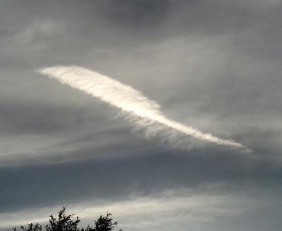 Nuvem com formato de pena no céu da Escócia.