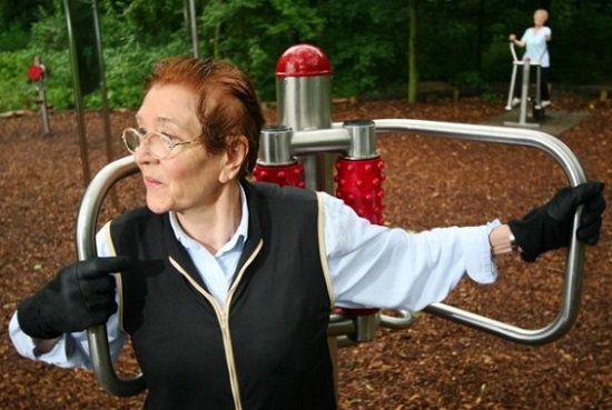 O Pruessen Park, em Berlim, é um playground para idosos com equipamentos projetados para esse público. A entrada de menores de 16 anos é proibida. O Pruessen Park, em Berlim, é um playground para idosos com equipamentos projetados para esse público. A entrada de menores de 16 anos é proibida.
