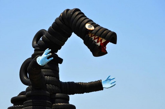 O que fazer com milhares de pneus velhos doados por fábricas? No Japão, a saída foi criar um parque infantil - e com escultura até do Godzilla. O que fazer com milhares de pneus velhos doados por fábricas? No Japão, a saída foi criar um parque infantil - e com escultura até do Godzilla.