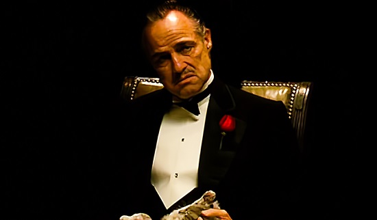 A família é o que há de mais importante para Don Vito, mas nem por isso tudo é paz entre os Corleone - muito pelo contrário. Na família do Poderoso Chefão, conflitos, violência e problemas graves são tópicos comuns. A família é o que há de mais importante para Don Vito, mas nem por isso tudo é paz entre os Corleone - muito pelo contrário. Na família do Poderoso Chefão, conflitos, violência e problemas graves são tópicos comuns.