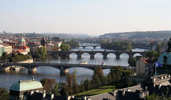 Praga, capital da República Tcheca, concentra diversos monumentos históricos, de várias épocas diferentes. Até mesmo as pontes sob o rio Vltava, que corta a cidade, são atrações turísticas. Praga, capital da República Tcheca, concentra diversos monumentos históricos, de várias épocas diferentes. Até mesmo as pontes sob o rio Vltava, que corta a cidade, são atrações turísticas.