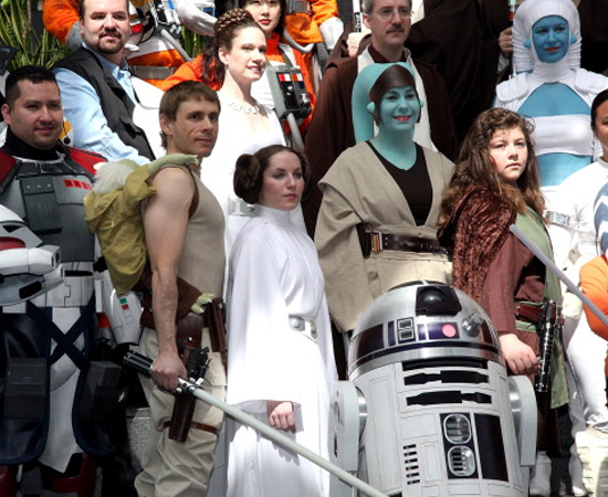 PÚBLICO-ALVO - Os primeiros filmes de Star Wars foram feitos para uma geração de jovens-adultos bastante interessada no espaço. No entanto, com o passar do tempo, estes espectadores tornaram-se pais e passaram o legado jedi para as novas gerações. PÚBLICO-ALVO - Os primeiros filmes de Star Wars foram feitos para uma geração de jovens-adultos bastante interessada no espaço. No entanto, com o passar do tempo, estes espectadores tornaram-se pais e passaram o legado jedi para as novas gerações.