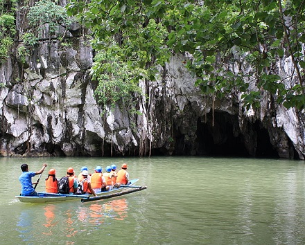 Outro Parque Nacional da lista é o Puerto Princesa, nas Filipinas. Ali fica um rio subterrâneo. Recentemente cientistas descobriram que dentro da caverna do Puerto Princesa ficam várias cachoeiras. Outro Parque Nacional da lista é o Puerto Princesa, nas Filipinas. Ali fica um rio subterrâneo. Recentemente cientistas descobriram que dentro da caverna do Puerto Princesa ficam várias cachoeiras.
