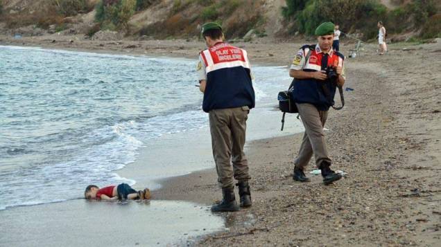 Essa é uma das fotos mais tristes do ano. No dia 2 de setembro, um menino sírio apareceu morto numa praia da Turquia. Essa imagem virou símbolo da <a href="https://preprod.super.abril.com.br/ideias/5-historias-incriveis-de-apoio-a-refugiados-e-como-voce-tambem-pode-ajudar" target="_blank">crise migratória</a> que já matou milhares de pessoas do Oriente Médio e da África que tentam chegar à Europa para escapar de guerras, de perseguições e da pobreza. A foto foi um dos assuntos mais comentados no Twitter e diversos veículos da imprensa internacional o destacaram como emblemática da gravidade da situação. Essa é uma das fotos mais tristes do ano. No dia 2 de setembro, um menino sírio apareceu morto numa praia da Turquia. Essa imagem virou símbolo da <a href="https://preprod.super.abril.com.br/ideias/5-historias-incriveis-de-apoio-a-refugiados-e-como-voce-tambem-pode-ajudar" target="_blank">crise migratória</a> que já matou milhares de pessoas do Oriente Médio e da África que tentam chegar à Europa para escapar de guerras, de perseguições e da pobreza. A foto foi um dos assuntos mais comentados no Twitter e diversos veículos da imprensa internacional o destacaram como emblemática da gravidade da situação.
