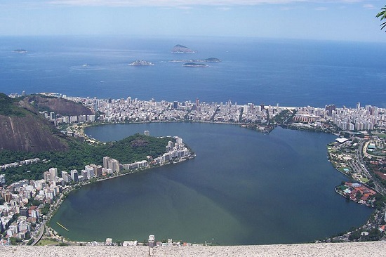 O Brasil também tem representante da lista. O Rio de Janeiro, nosso maior cartão-postal, encanta turistas de todo o mundo por conta do cenário que mistura praia, montanhas e florestas.