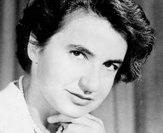 Rosalind Franklin (1920 - 1958) - Biofísica britânica que foi pioneira em pesquisas de biologia molecular. Ficou conhecida por seu trabalho sobre a difração dos Raios-X; descobriu o formato helicoidal do DNA.