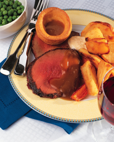 Inglaterra: O Yorkshire pudding era servido para que as visitas se empanturrassem e não comessem tanta carne nos jantares. Hoje, ele vem acompanhado de fatias de limão e salada de batatas. Inglaterra: O Yorkshire pudding era servido para que as visitas se empanturrassem e não comessem tanta carne nos jantares. Hoje, ele vem acompanhado de fatias de limão e salada de batatas.