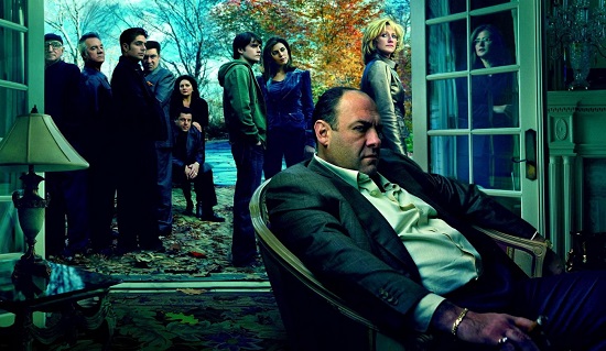 <i>Família Soprano</i> é uma série de TV norte-americana produzida pela HBO. A série mostra a complicada relação familiar de Tony Soprano, um mafioso que precisa de ajuda psicológica para lidar com os problemas pessoais e tocar o negócio da família. <i>Família Soprano</i> é uma série de TV norte-americana produzida pela HBO. A série mostra a complicada relação familiar de Tony Soprano, um mafioso que precisa de ajuda psicológica para lidar com os problemas pessoais e tocar o negócio da família.