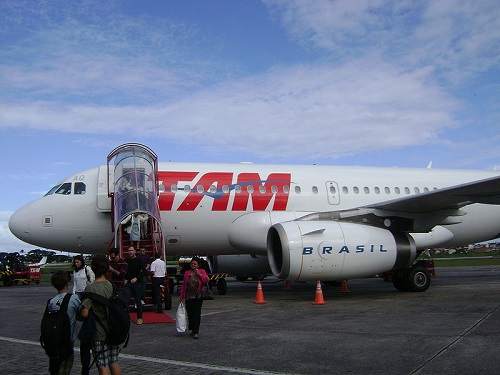 TAM: As duas primeiras letras são fáceis de deduzir: Táxi Aéreo. Mas é o M? É Marília, a cidade natal dos fundadores da empresa — que, hoje, atende por LATAM.