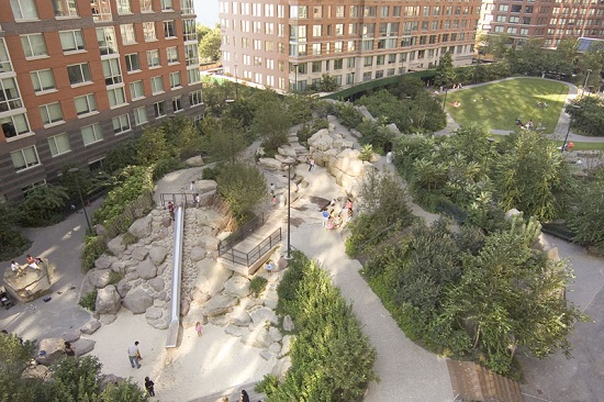 Passagens secretas, formações geológicas estranhas e um escorregador formam o Teardrop Park, que fica em Nova York. Passagens secretas, formações geológicas estranhas e um escorregador formam o Teardrop Park, que fica em Nova York.