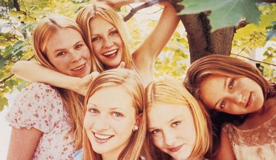 Em <i>As Virgens Suicidas</i>, filme de Sofia Coppola lançado em 1999, a família Lisbon é conservadora e repressora, para o azar das cinco filhas do casal. Em <i>As Virgens Suicidas</i>, filme de Sofia Coppola lançado em 1999, a família Lisbon é conservadora e repressora, para o azar das cinco filhas do casal.