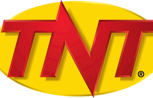 TNT: Explosivo? Também. E uma brincadeira com o nome do fundador, o magnata Ted Turner. Então TNT significa Turner Network Television. TNT: Explosivo? Também. E uma brincadeira com o nome do fundador, o magnata Ted Turner. Então TNT significa Turner Network Television.