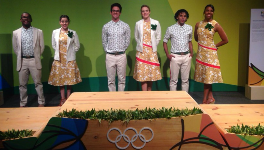 Uniforme entrega medalhas