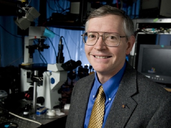 O Nobel de Química também teve três vencedores. Um deles foi o americano W E Moerner. O Nobel de Química também teve três vencedores. Um deles foi o americano W E Moerner.