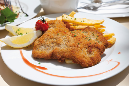 Austria: O Wiener Schnitzel é a versão austríaca de uma prato bem conhecido no Brasil: o bife à milanesa. Austria: O Wiener Schnitzel é a versão austríaca de uma prato bem conhecido no Brasil: o bife à milanesa.