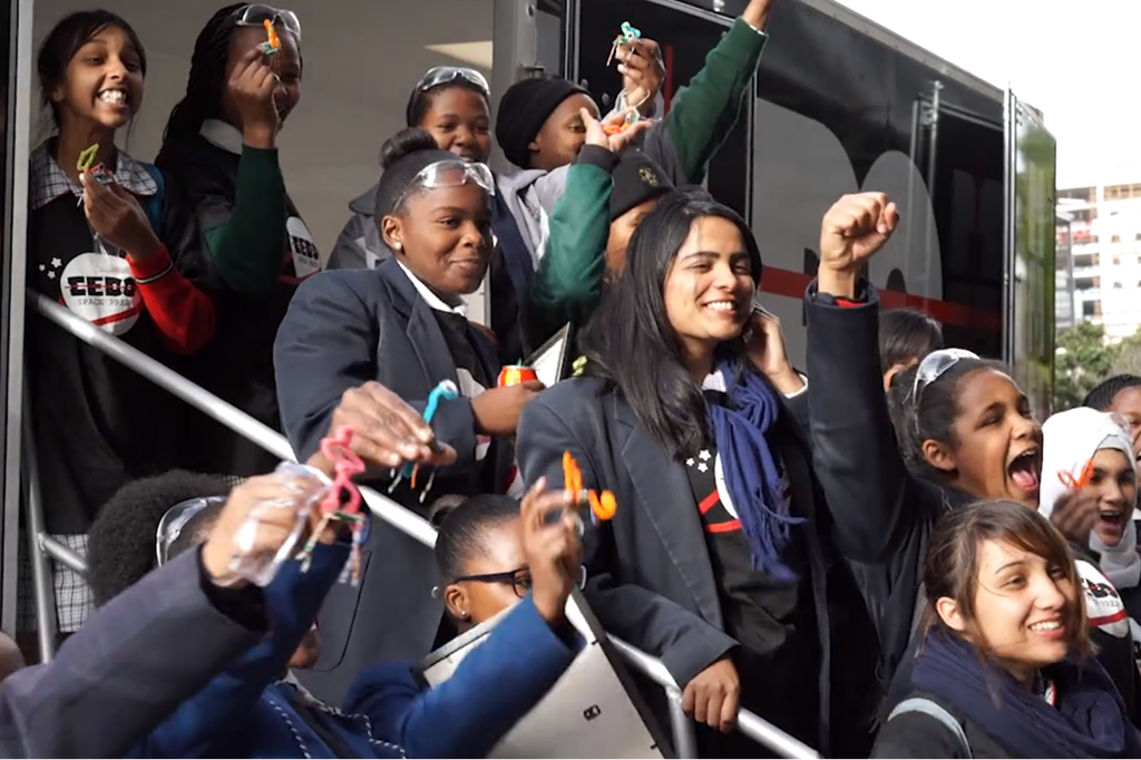 Adolescentes sul-africanas criam o 1º satélite privado da África