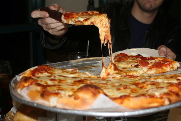 "Mããããe! Tem alguém comendo pizza lá no vizinho!"