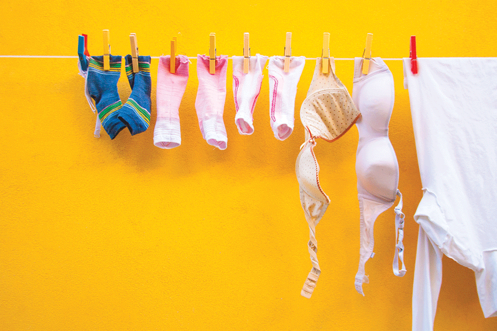 Por que roupa molhada pela chuva fica com cheiro ruim?