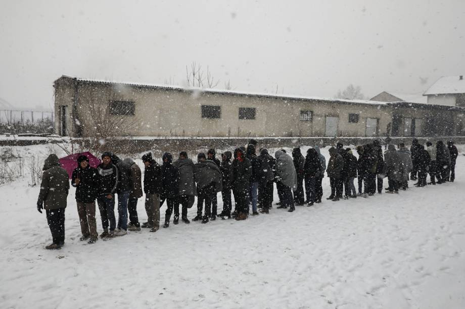 <span>Refugiados fazem fila para receber comida em Belgrado, na Sérvia. </span>