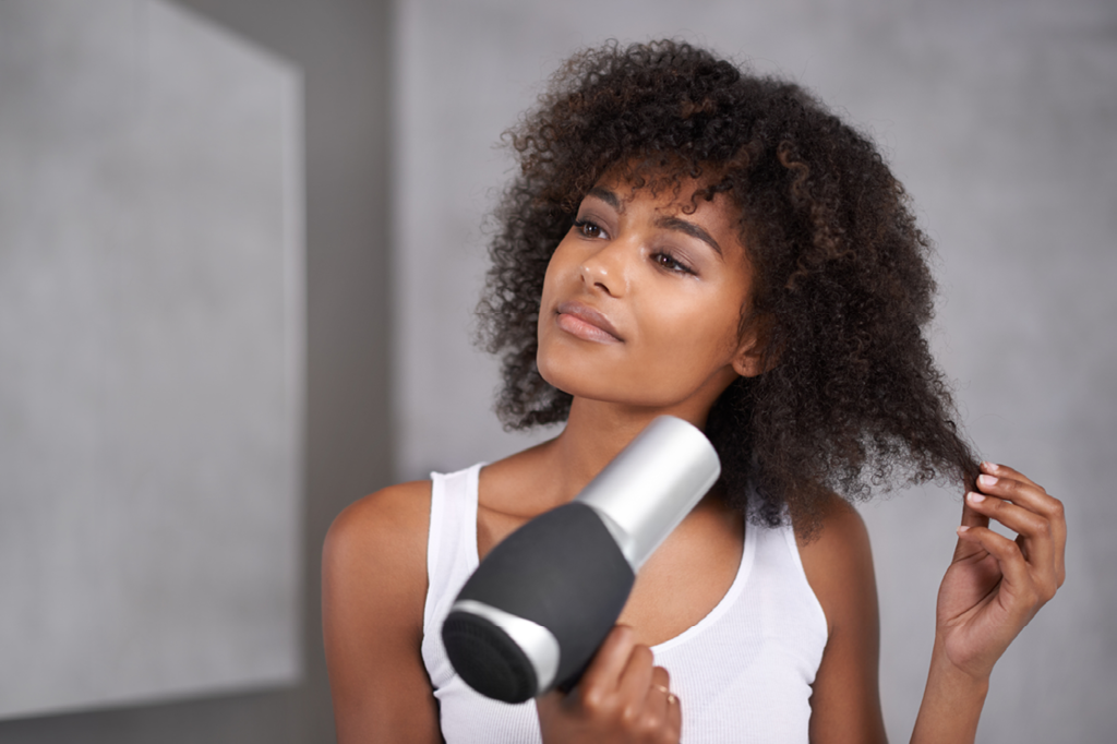 Que males o secador e a chapinha podem causar aos cabelos?