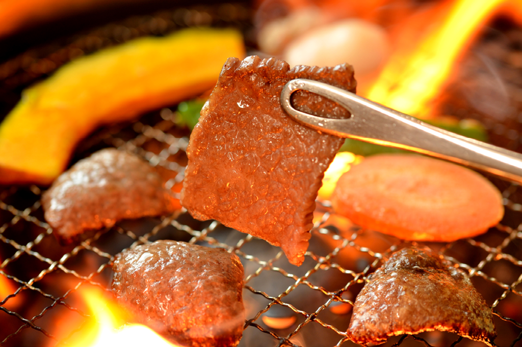 Aprenda a fazer churrasco de apartamento (sem varanda gourmet!)