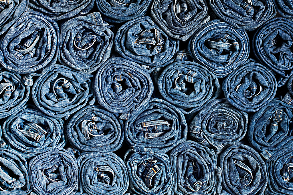 Por que tantas marcas de calça jeans usam a palavra “denim”?