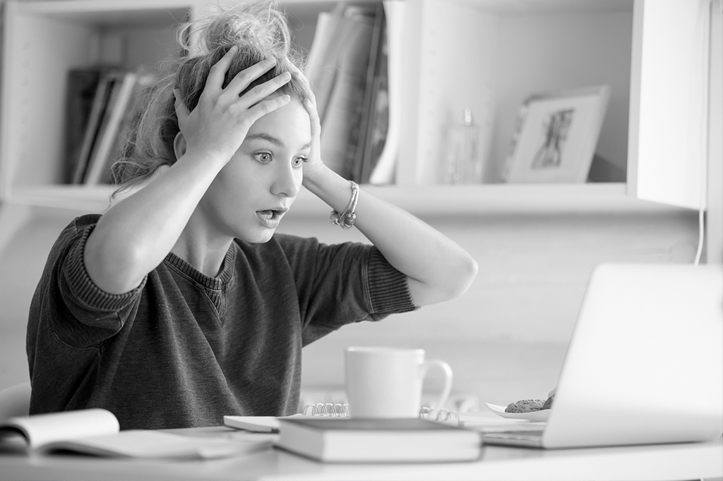 Reconheci o meu colega comprometido numa sala de bate-papo. Será que ele pode virar meu namorado?