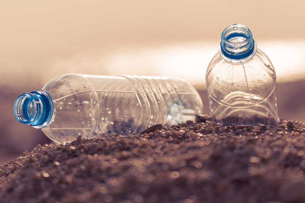 Dois terços do plástico produzido na história foram parar no lixo