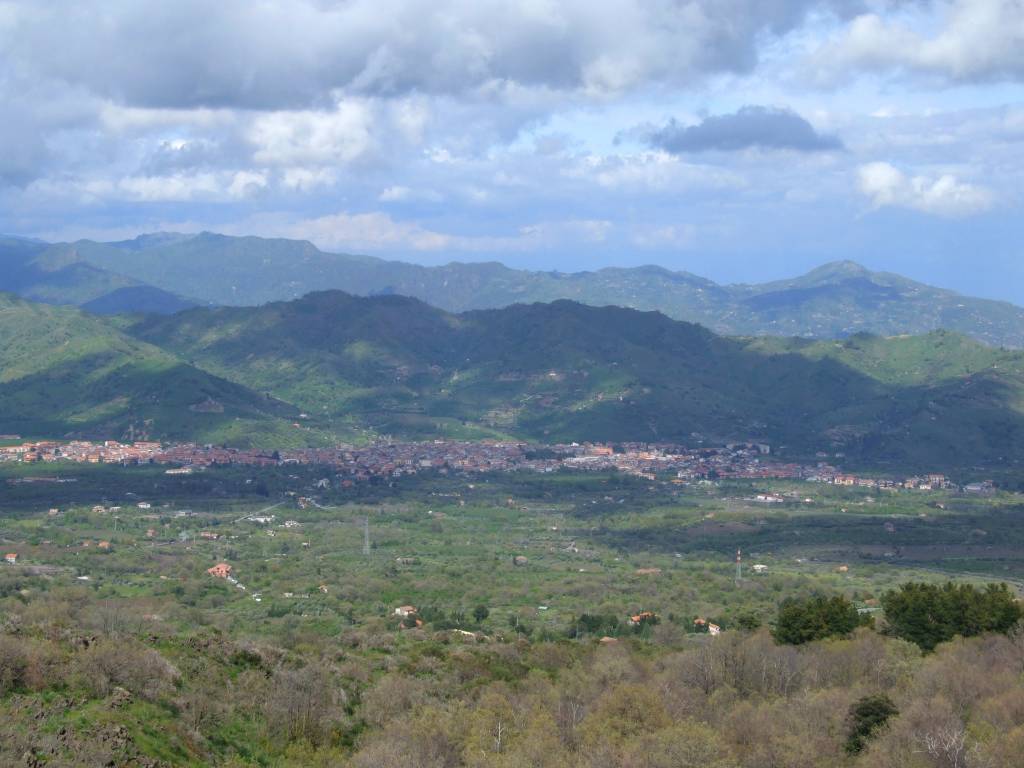 Linguaglossa_Etna_Volcano_Sicily_Italy_-_Creative_Commons_by_gnuckx_(3493053609)