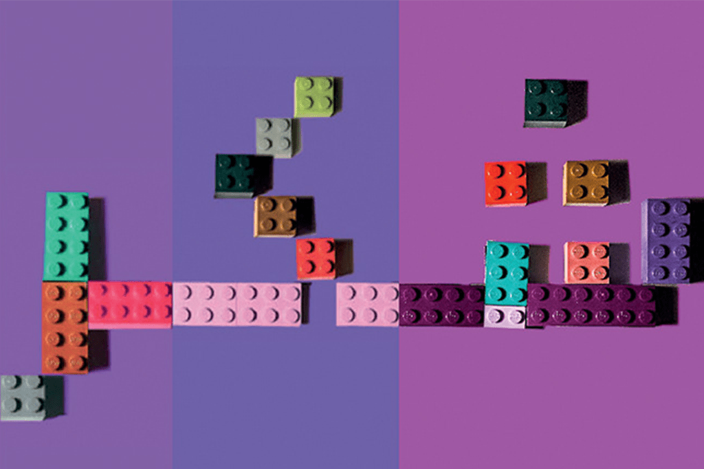 Designer egípcia combate preconceito ensinando árabe com Lego