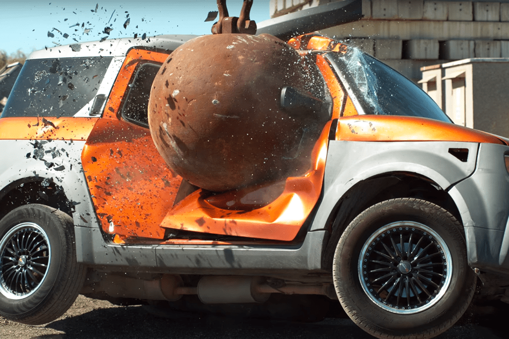 Vídeo mostra o impacto que uma bola de demolição tem em um carro