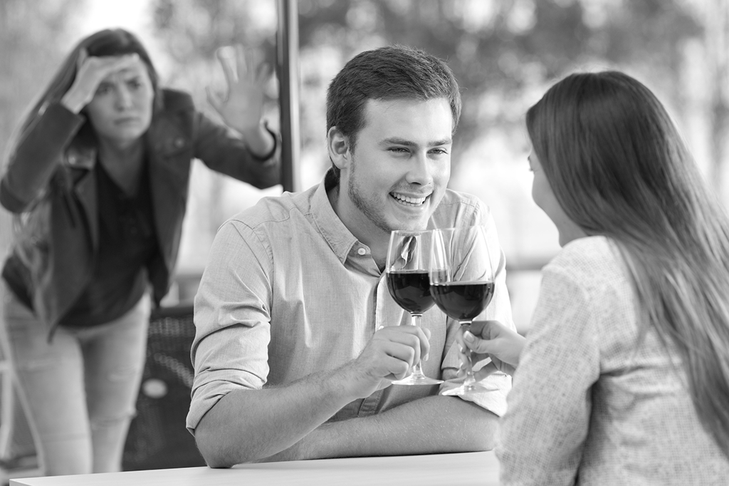 “A prima da minha namorada não nos deixa sozinhos nem um segundo. Como lidar?”