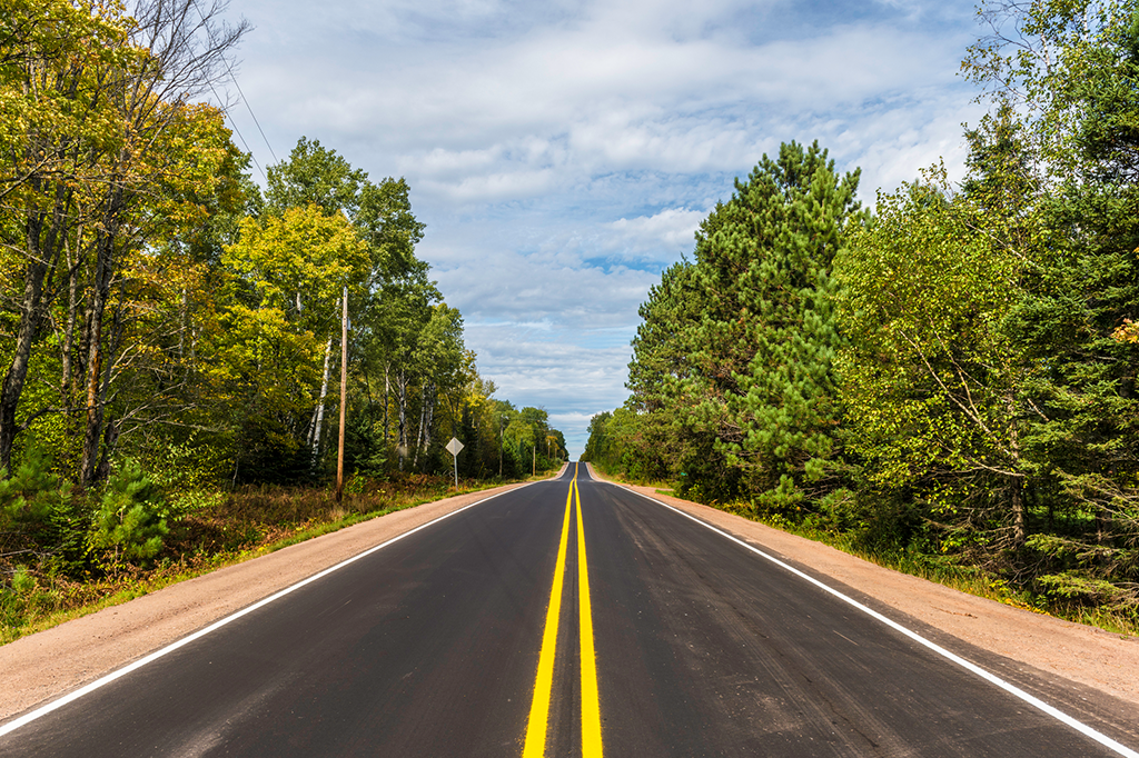 Como são determinadas as faixas de ultrapassagem em estradas de mão dupla?