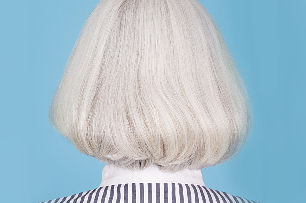 Por que os cabelos ficam amarelos ao descolorirmos, mas brancos na velhice?