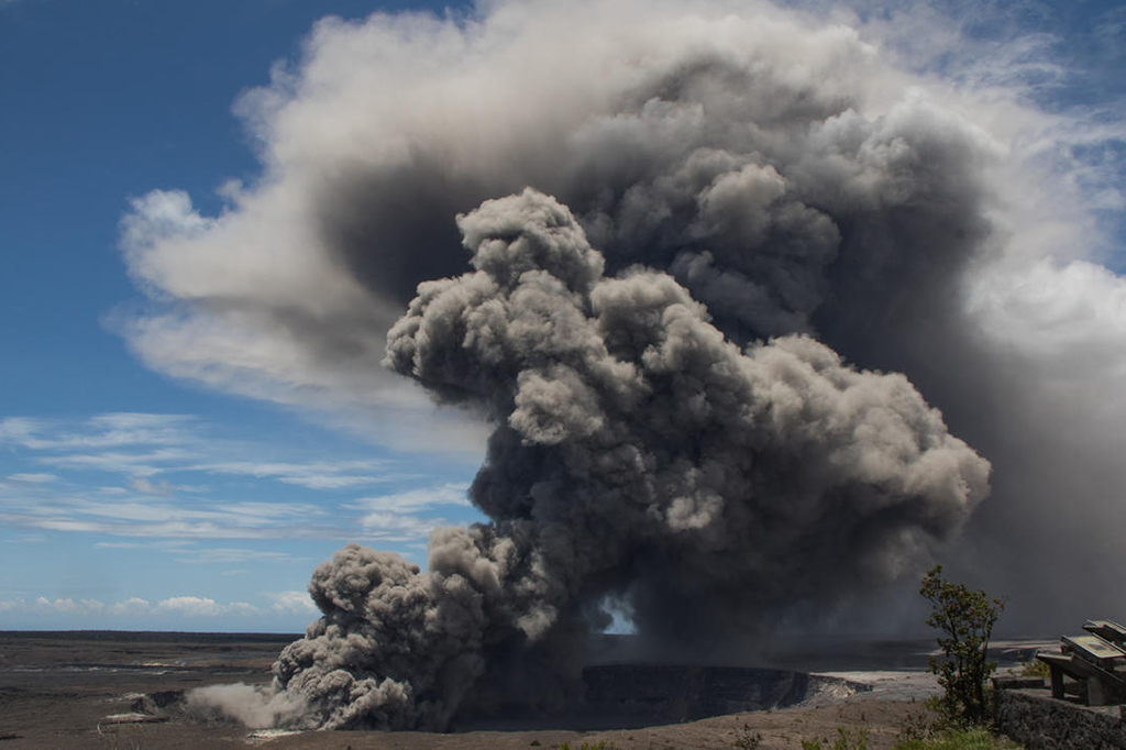 Vulcão havaiano está disparando rochas que causam terremotos