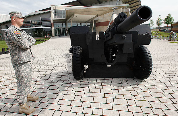 Qual foi o primeiro país a ter um exército oficial?