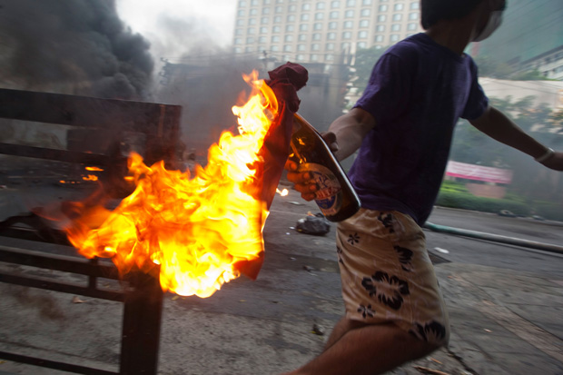 Como funciona e onde surgiu o coquetel-molotov?