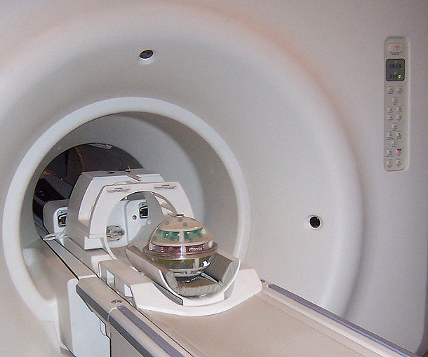 718px-MRI-tomograph 718px-MRI-tomograph