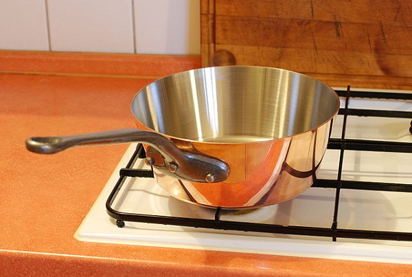 640px-Kupferpfanne_Sauteuse_évasée_konische_Kupfer-Kasserolle
