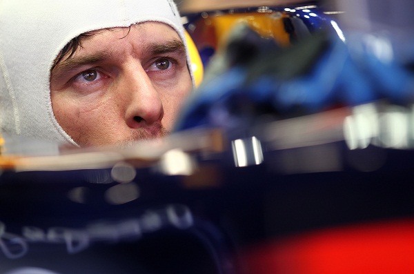 Por que os pilotos de F-1 usam um capuz por baixo do capacete?