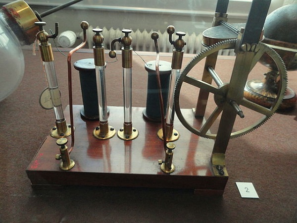 640px-Wheatstone's_device_for_studying_the_speed_of_light_-_Cabinet_of_Physics_(Arppeanum)_-_-_DSC05168 640px-Wheatstone's_device_for_studying_the_speed_of_light_-_Cabinet_of_Physics_(Arppeanum)_-_-_DSC05168