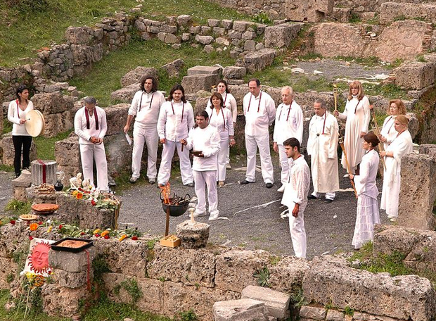 Gregos e egípcios ainda acreditam nos deuses de sua mitologia?