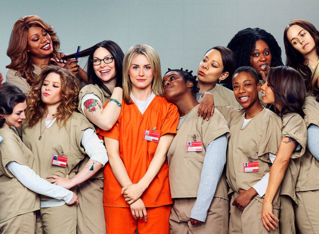 Por que presos usam uniforme laranja?