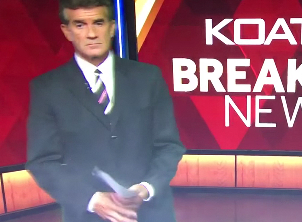 Apresentador não lida com problema técnico e larga tudo ao vivo