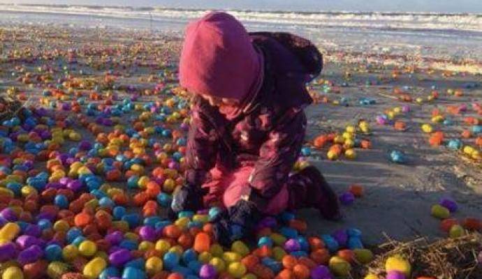 Praia na Alemanha amanhece repleta de brinquedos